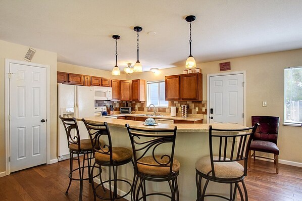 Talo (3806_Somerset) | Yksityinen keittiö | Jääkaappi, mikroaaltouuni, liesi, astianpesukone