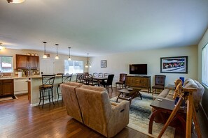 Talo (3806_Somerset) | Olohuone | Televisio, takka, leluja