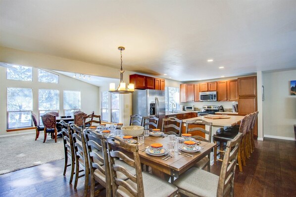 Casa (Hwy 24 Unit 2A) | Cocina privada | Refrigerador, microondas, parrilla de estufa y lavavajillas 