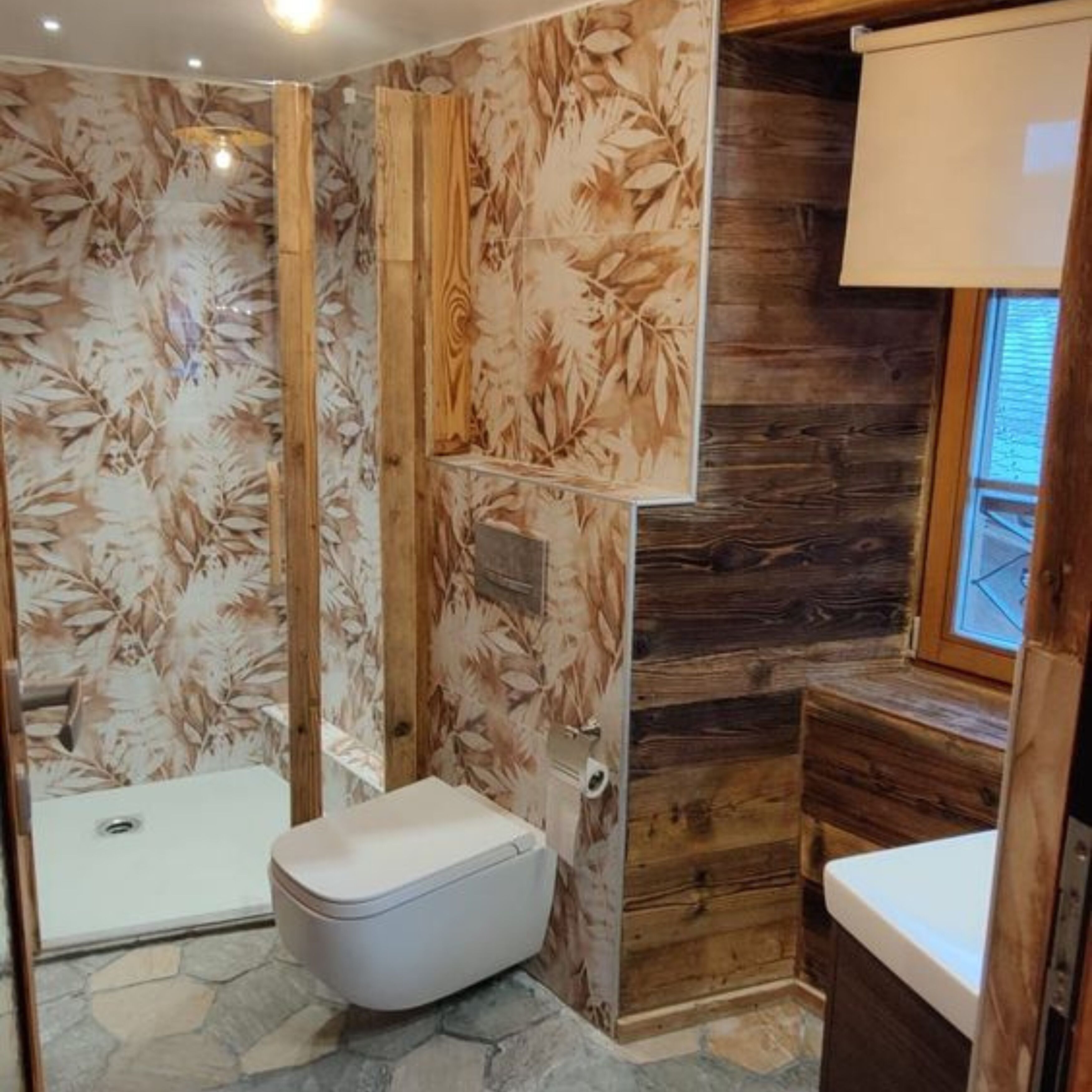 desk, laptop workspace, soundproofing, free wifi