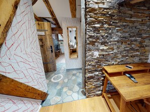 Habitación familiar doble | Escritorio y espacio para trabajar con un portátil