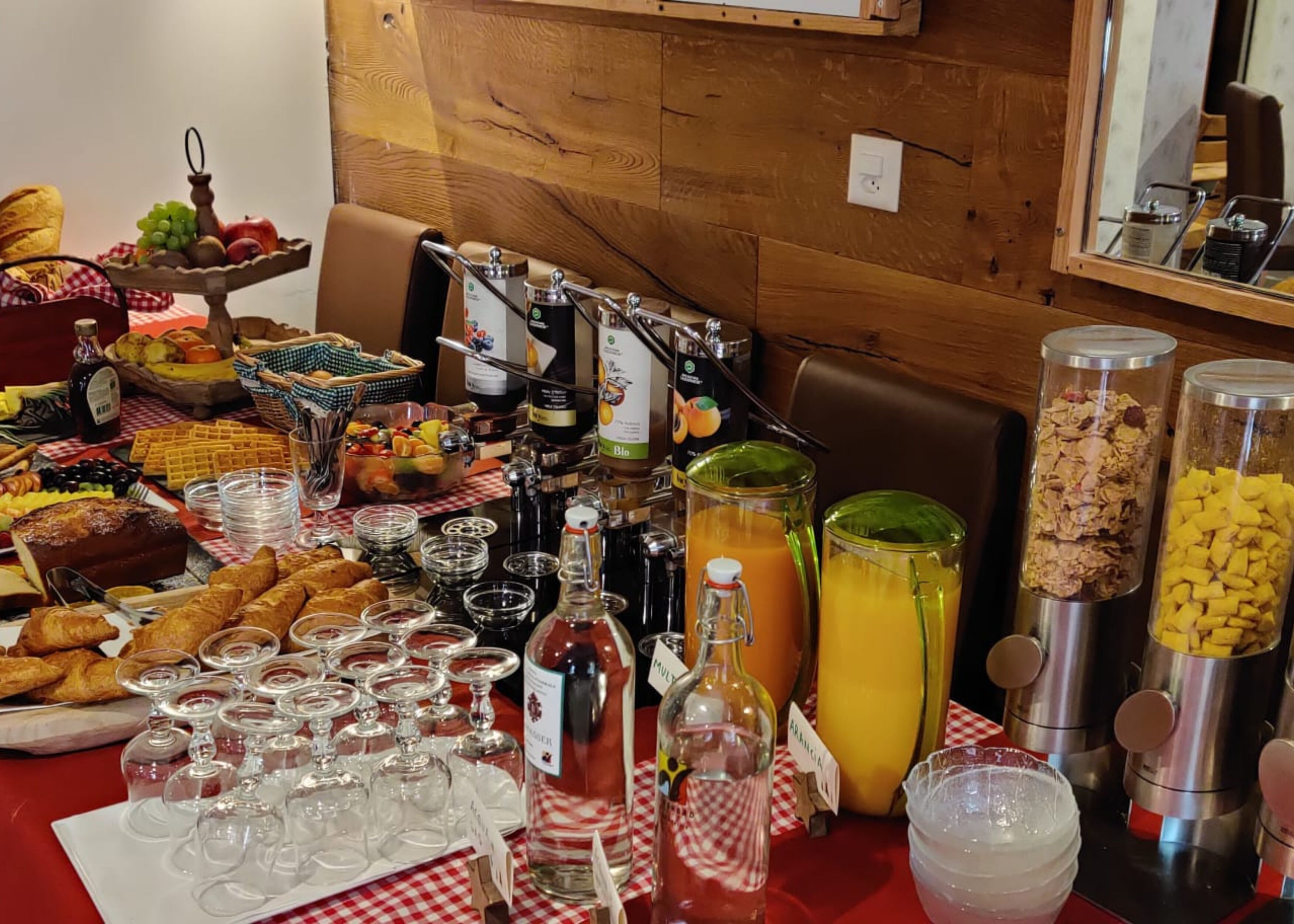 Un buffet du petit-déjeuner proposant une variété d’aliments, de boissons et un coin café.