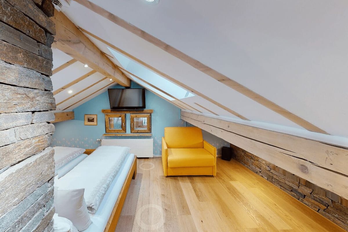 classic single room | desk, laptop workspace, soundproofing, free wifi