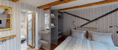 Quarto com teto de madeira, cama com roupa de cama branca, armário embutido e espelho.