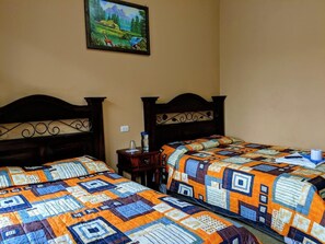 Tabla de planchar con plancha, wifi gratis y ropa de cama 