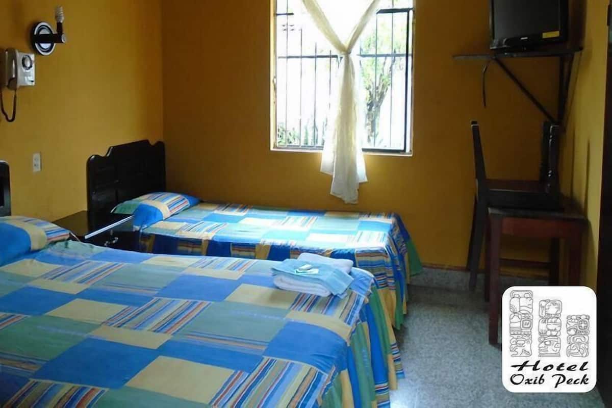 Tabla de planchar con plancha, wifi gratis y ropa de cama
