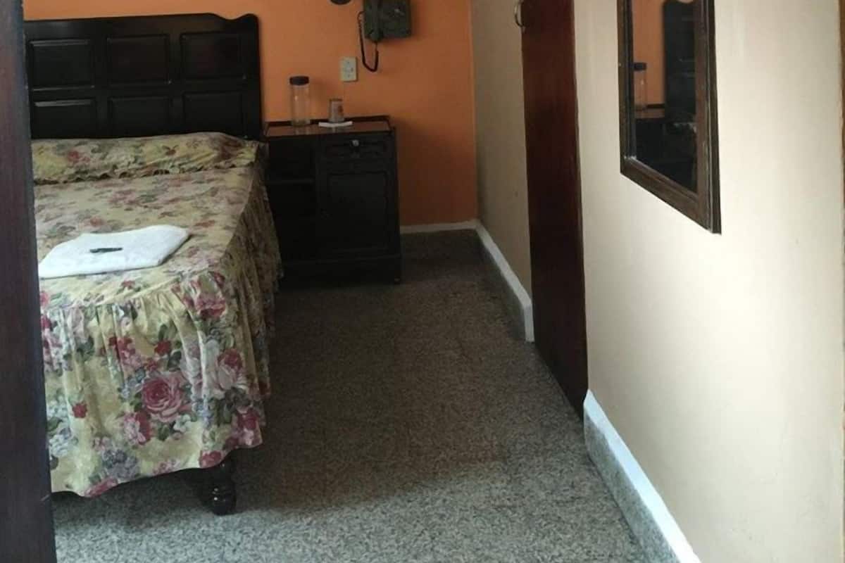 Tabla de planchar con plancha, wifi gratis y ropa de cama