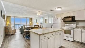 Condo, 2 phòng ngủ | Bếp riêng | Tủ lạnh, lò nướng, dụng cụ pha cà phê/trà, lò nướng bánh mì