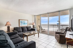 Condo, 3 Bedrooms | Living area
