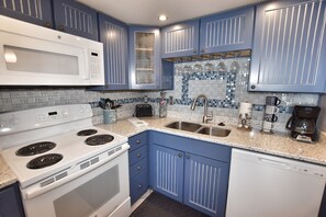 Condo, 3 Bedrooms | Private kitchen