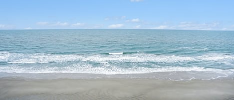 Condo, 3 habitaciones | Playa | En la playa