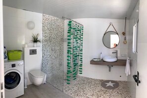 Chuveiro, secador de cabelo, toalhas de banho, sabonete