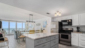 Condo, 2 Bedrooms | Dapur peribadi | Pembancuh kopi/teh, peti sejuk, ketuhar, pembakar roti 