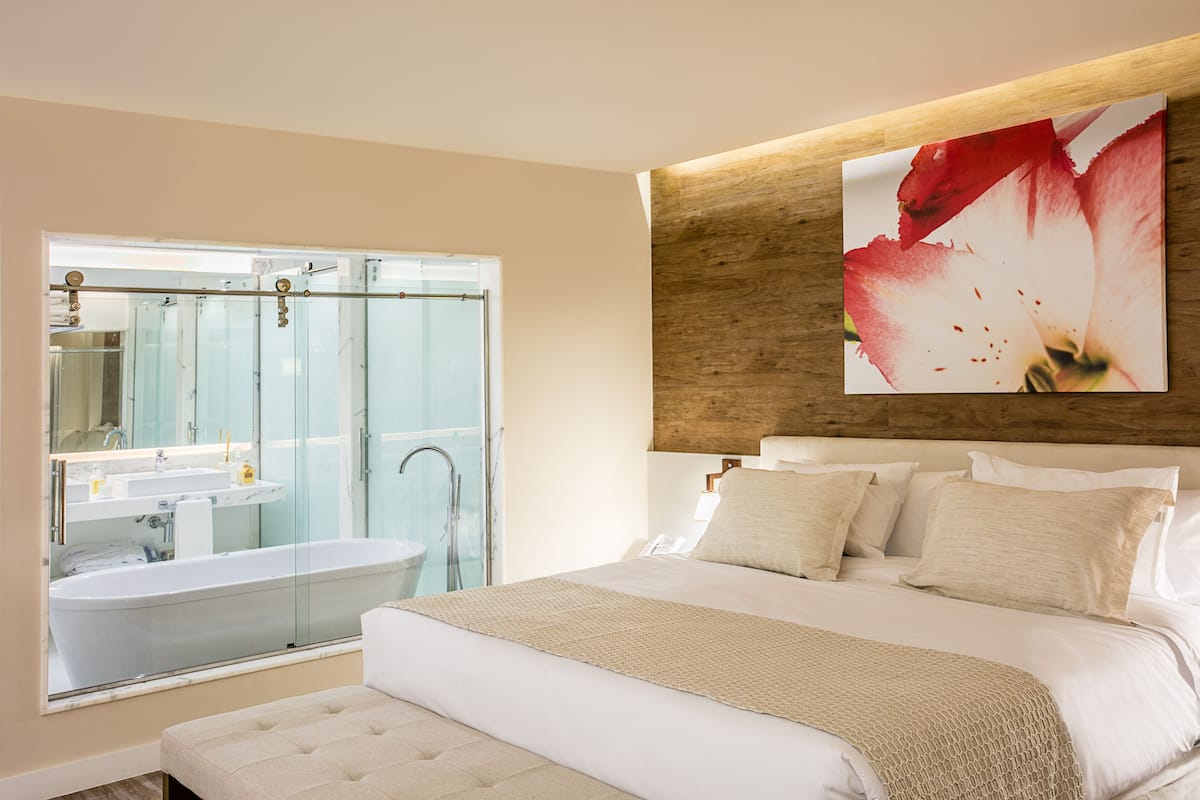 Super Luxury King Bed | Een kluis op de kamer, een bureau, een laptopwerkplek