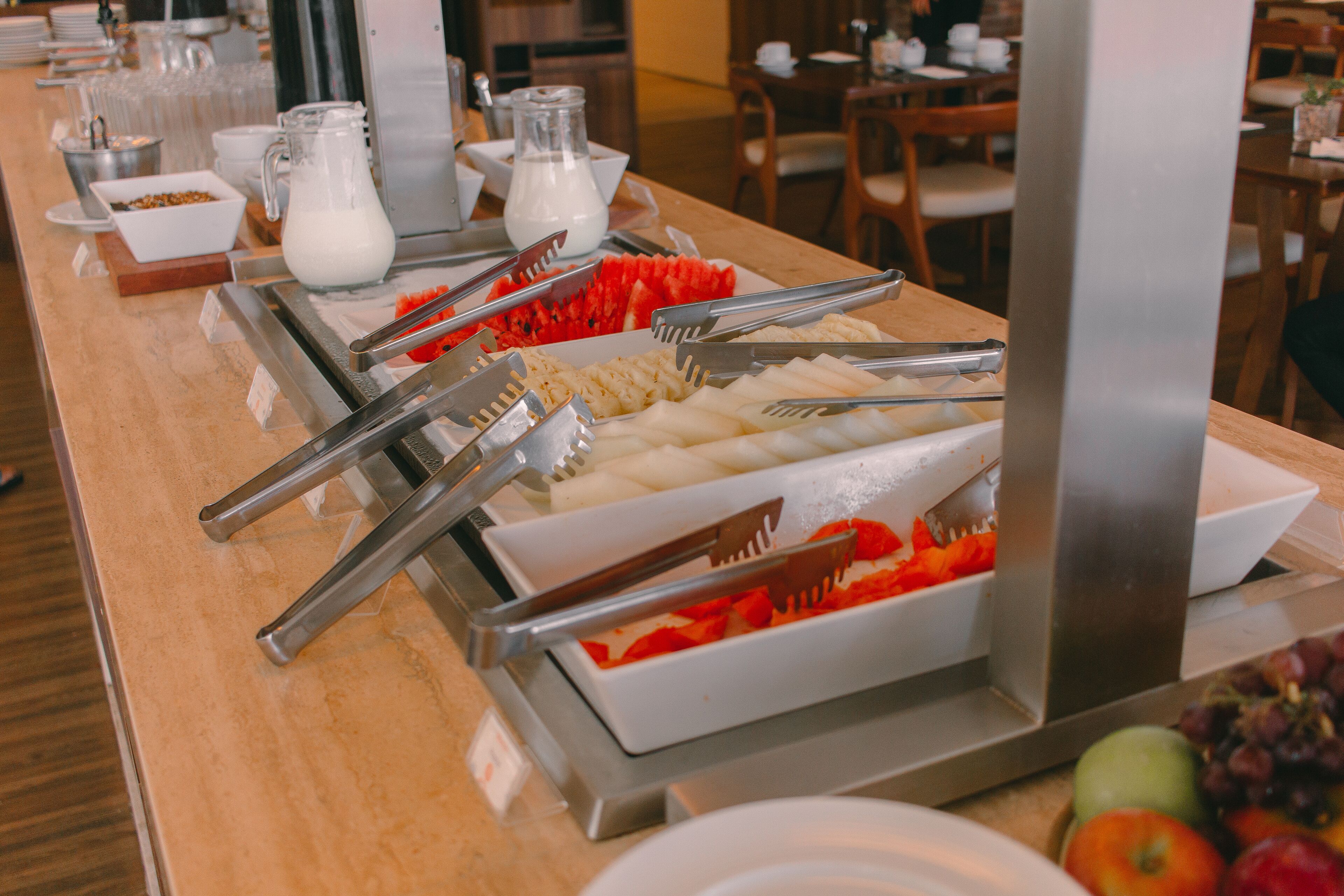 Un buffet allestito con diversi cibi e utensili.