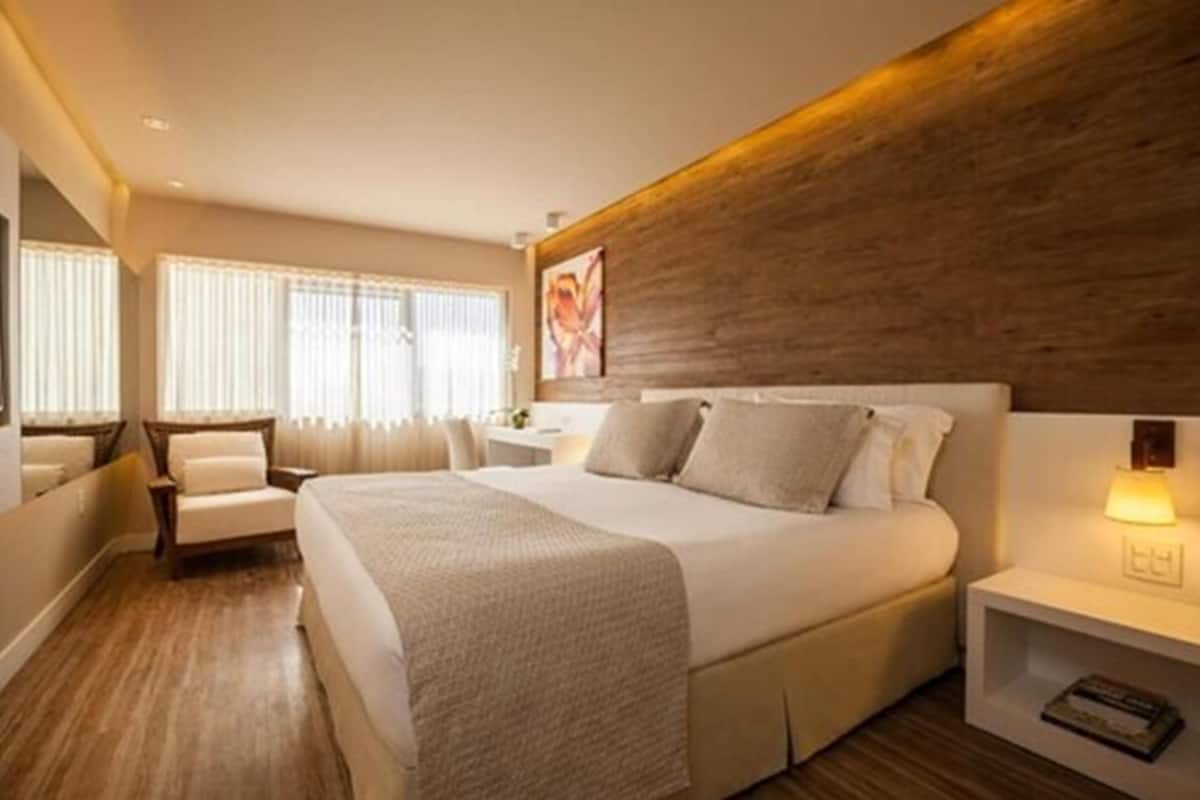 Luxury Queen Bed | Een kluis op de kamer, een bureau, een laptopwerkplek