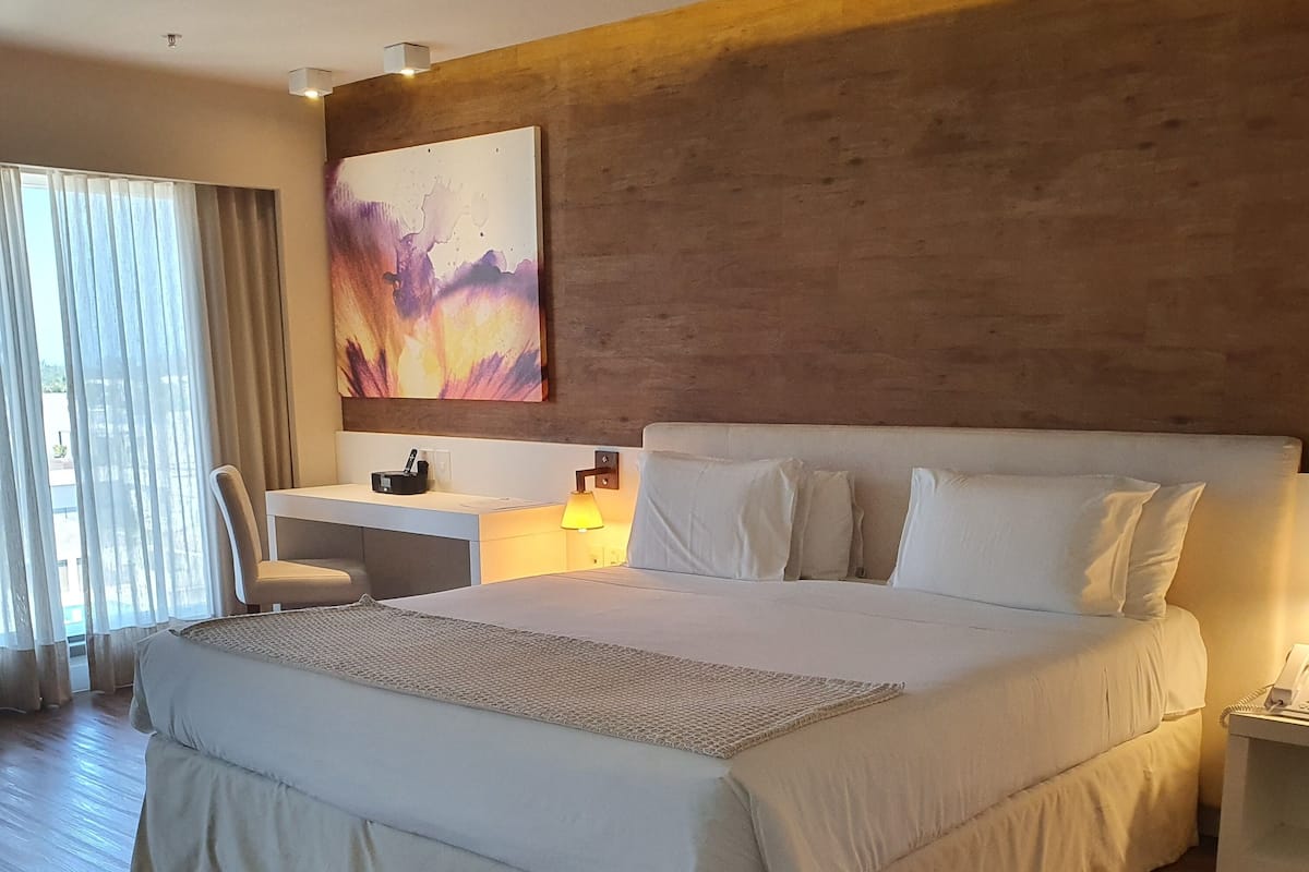 Adapted Luxury (PNE) King Bed | Een kluis op de kamer, een bureau, een laptopwerkplek