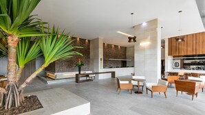 A modern interior with a central seating area, a kitchen, and a bar area. - SQUARE DESIGN HOTEL (Rio de Janeiro)