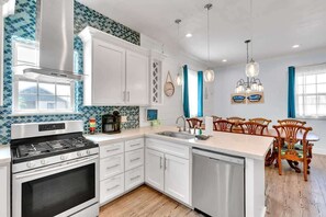 Fridge, microwave, oven, stovetop - Sea-Esta Summary:<br>A l (Galveston)