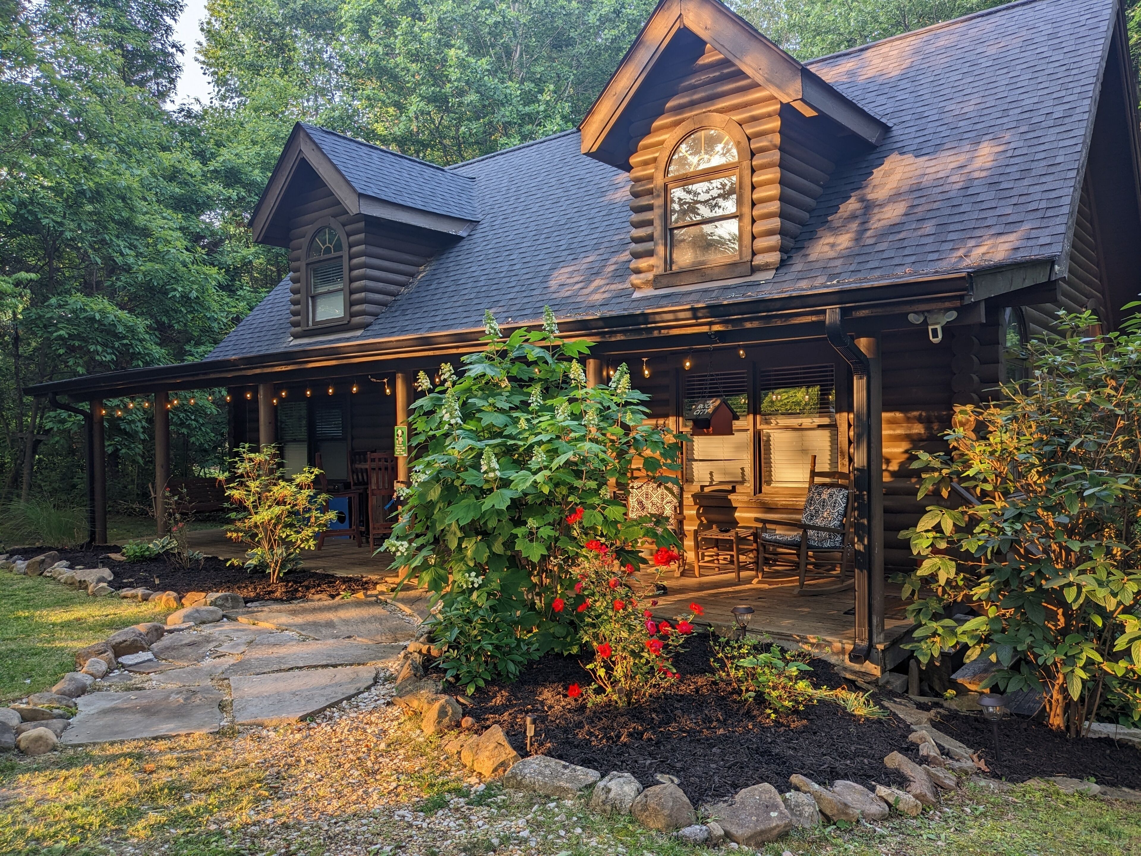 Friends Family and pets,Enjoy relaxing, Quiet getway with hot tub and fire pit! 