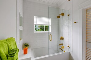 Combined shower/bathtub, hair dryer, towels