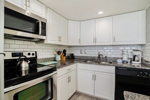 Condo, 1 habitación | Cocina privada | Refrigerador, microondas, horno y lavavajillas 