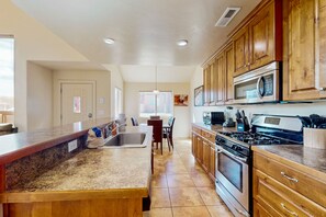 Fridge, microwave, oven, stovetop - Townhouse w/ shared pool, hot tub, free WiFi and cable, and theater room (Moab)