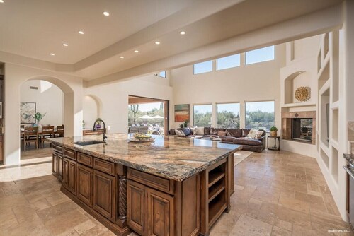 Upea 10 makuuhuoneen kartano autiomaassa paratiisissa