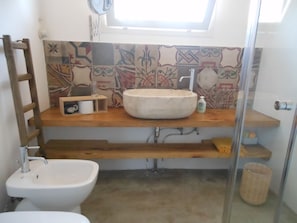 Bruser, hårtørrer, bidet, håndklæder
