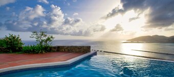 Atemberaubende Aussichten hoch oben auf dem Hügel über Phillipsburg, unversehrt von Hurrikan Irma