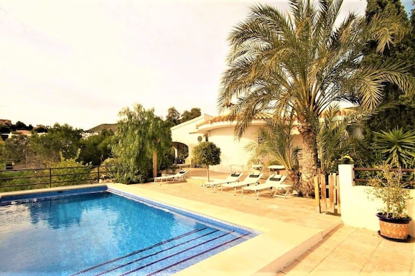 Piscine extérieure, chaises longues