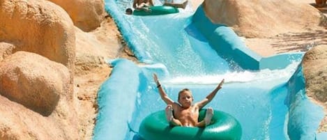 Piscine extérieure, chaises longues