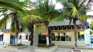 Pintu masuk properti