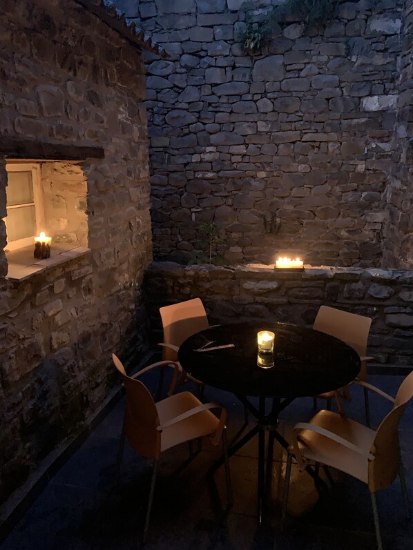 Outdoor dining - House with a different style for families and groups (Biescas)