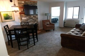 Smart TV, caminetto, lettore DVD