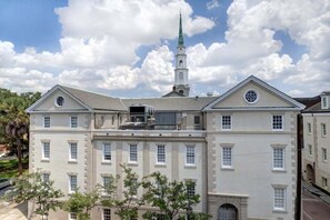Un grand bâtiment historique doté d’une tour imposante et d’un balcon.