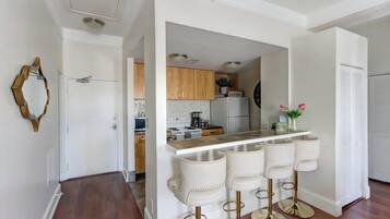 Een koelkast, een magnetron, een oven, een kookplaat