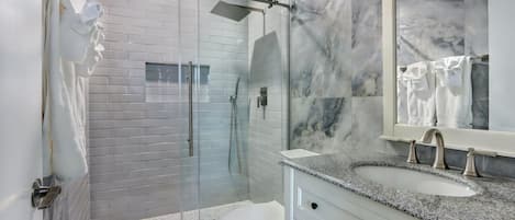 Baignoire, sĂšche-cheveux, serviettes fournies