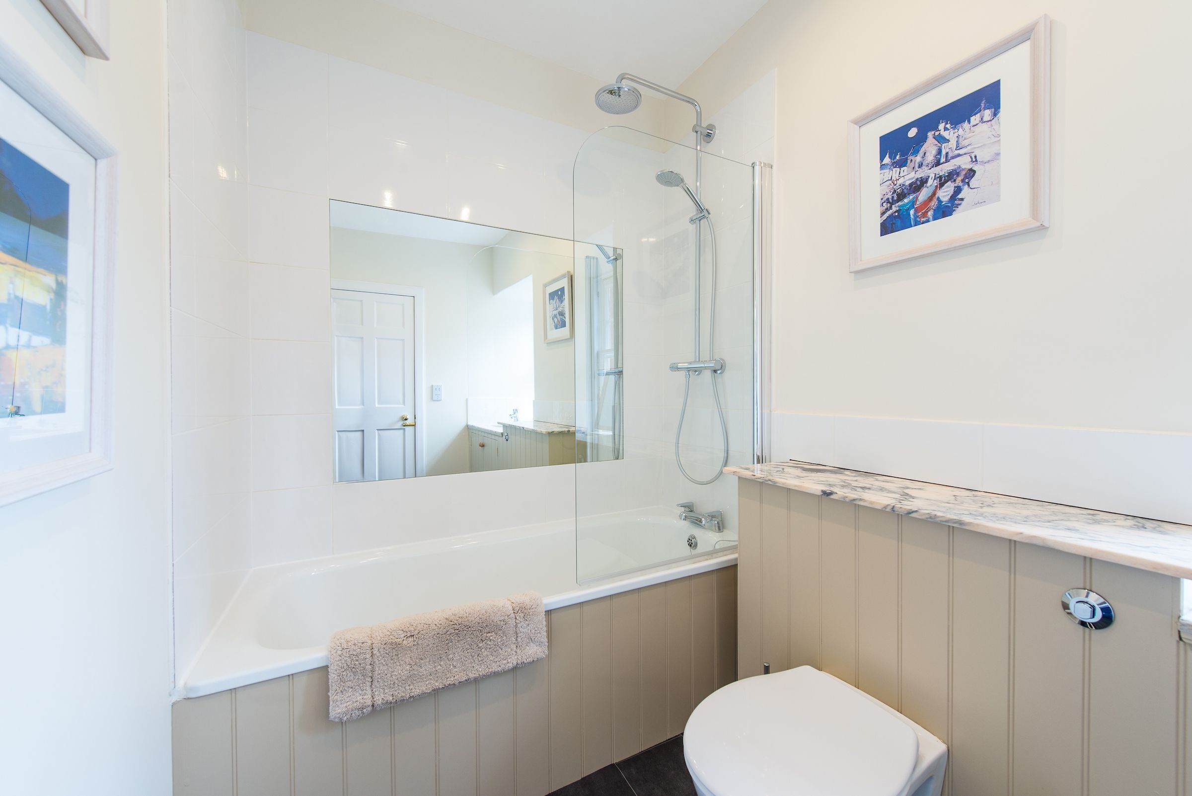 Combined shower/tub, hair dryer, towels