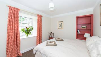 3 chambres, bureau, fer et planche à repasser, accès au Wi-Fi (inclus)