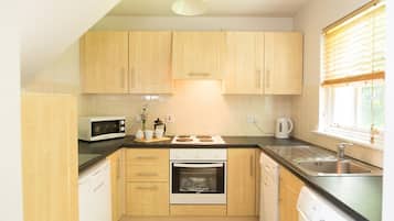 Een vaatwasser, kookgerei, borden en bestek