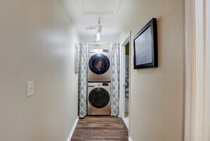 Interior - The Cozy Cottage - Walk to Local Favorites! (Savannah)