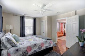 2 bedrooms, iron/ironing board, WiFi, bed sheets - The Cozy Cottage - Walk to Local Favorites! (Savannah)