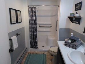 Dusch, hårtork, handdukar och tvål