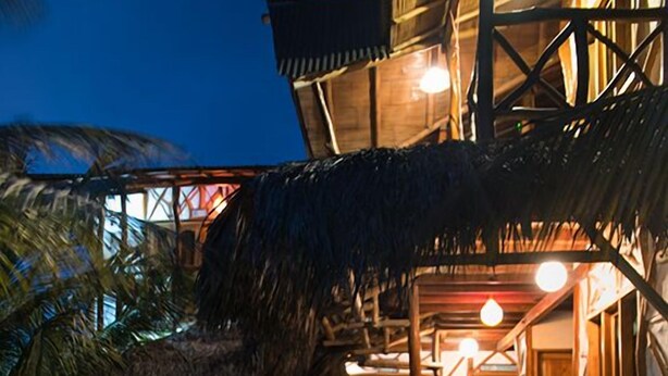 Front of property - evening/night - Hostal Rutamar - Hostel (Canoa)