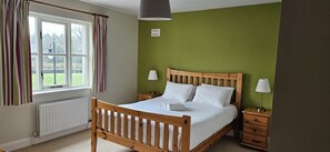 3 bedrooms, free WiFi, bed sheets - Great Location for exploring the Wild Atlantic Way (Bunratty)