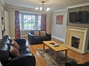 Televisie en een open haard