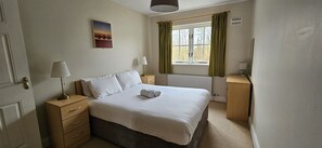 3 多间卧室、免费 WiFi、床单