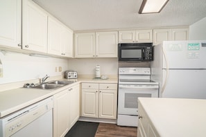 Condo, 2 habitaciones | Cocina privada | Refrigerador, horno, cafetera y tetera y tostadora