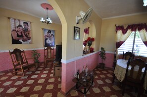 Petit déjeuner complet (5 USD par personne)